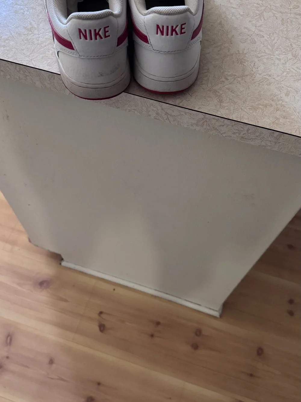 Nike White & Red Low-Top Sneakers